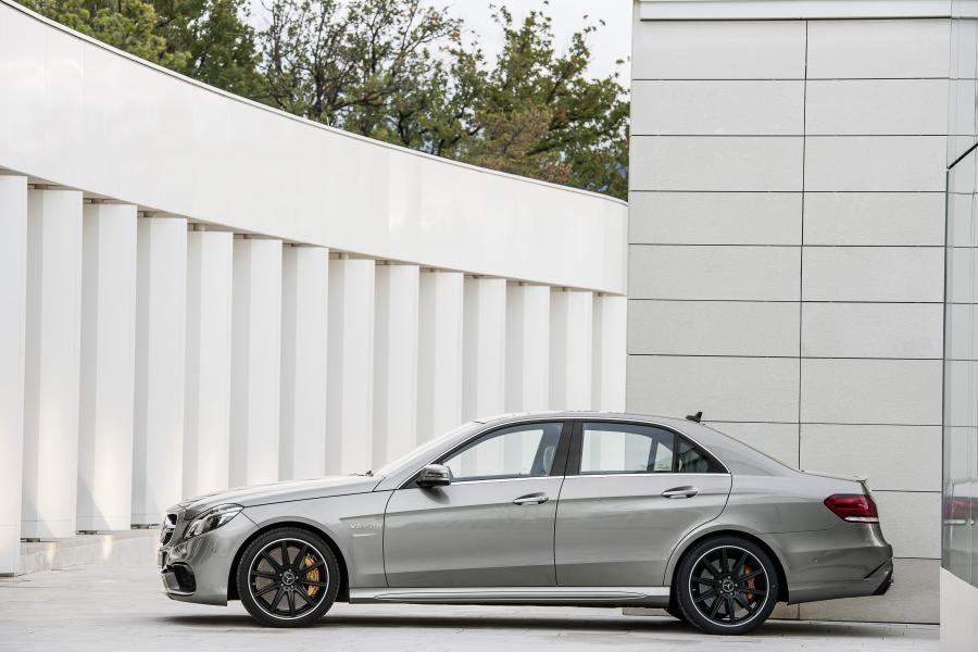  Mercedes-Benz E63 AMG 2013 года  (фото 11 из 17)